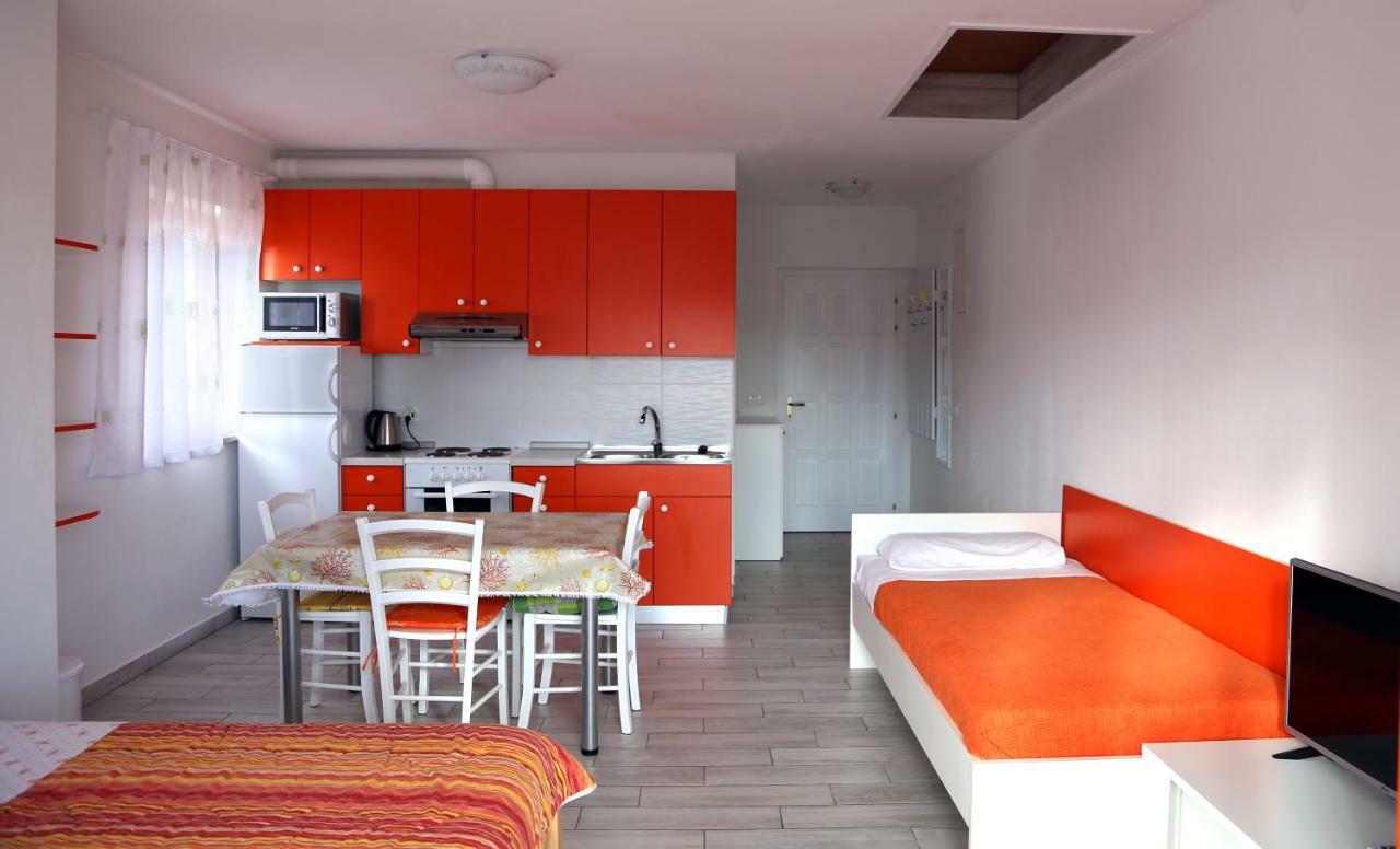 Apartments Laura Pinezići 外观 照片