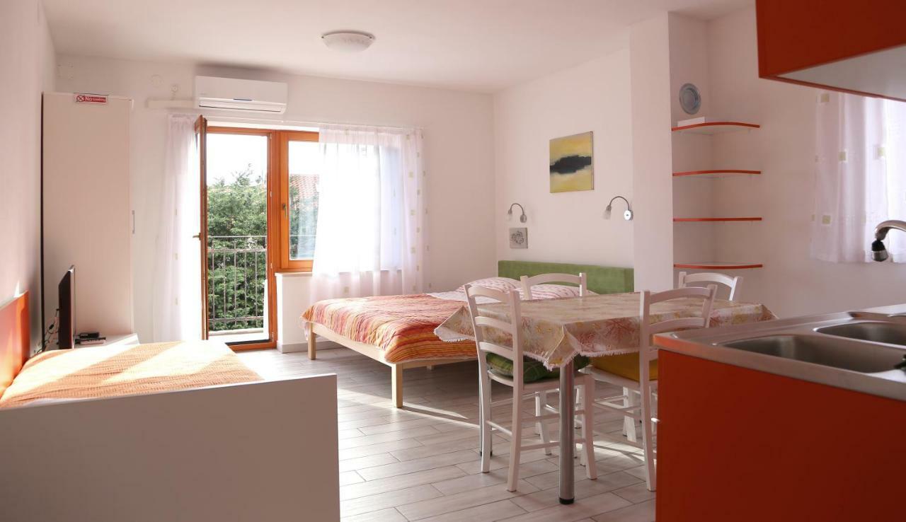 Apartments Laura Pinezići 外观 照片