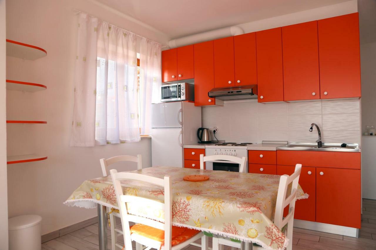 Apartments Laura Pinezići 外观 照片