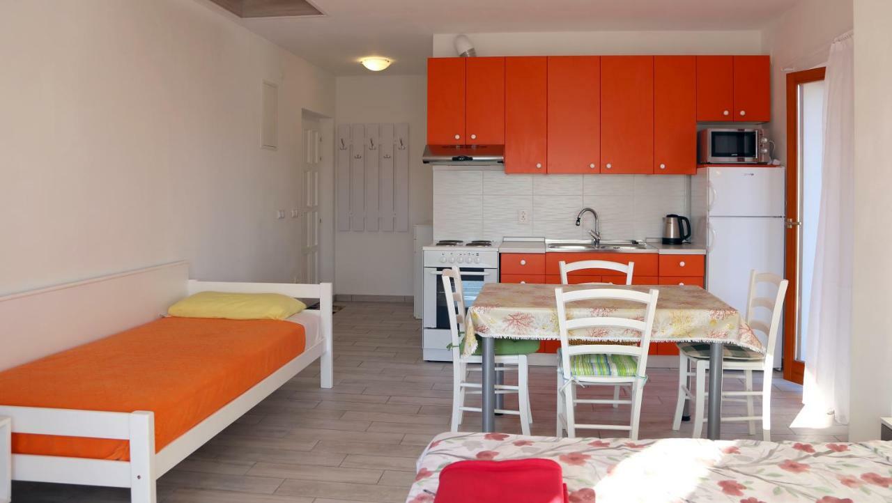 Apartments Laura Pinezići 外观 照片